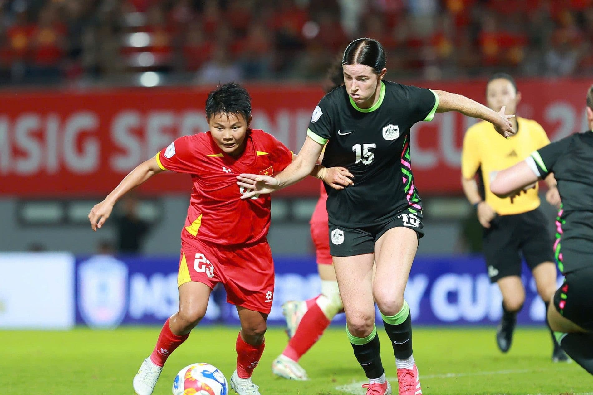 Cầu thủ nữ Úc và Việt Nam tranh bóng trong một trận đấu tại Giải vô địch bóng đá nữ Đông Nam Á 2025.