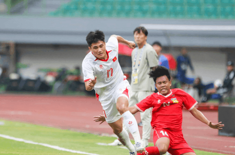 Cầu thủ nỗ lực tranh bóng trong trận đấu, thể hiện tầm vóc và ý nghĩa quan trọng của cuộc đối đầu.