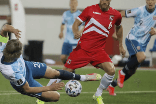 Cầu thủ Ý nỗ lực tranh chấp bóng trong trận đấu vòng loại World Cup.