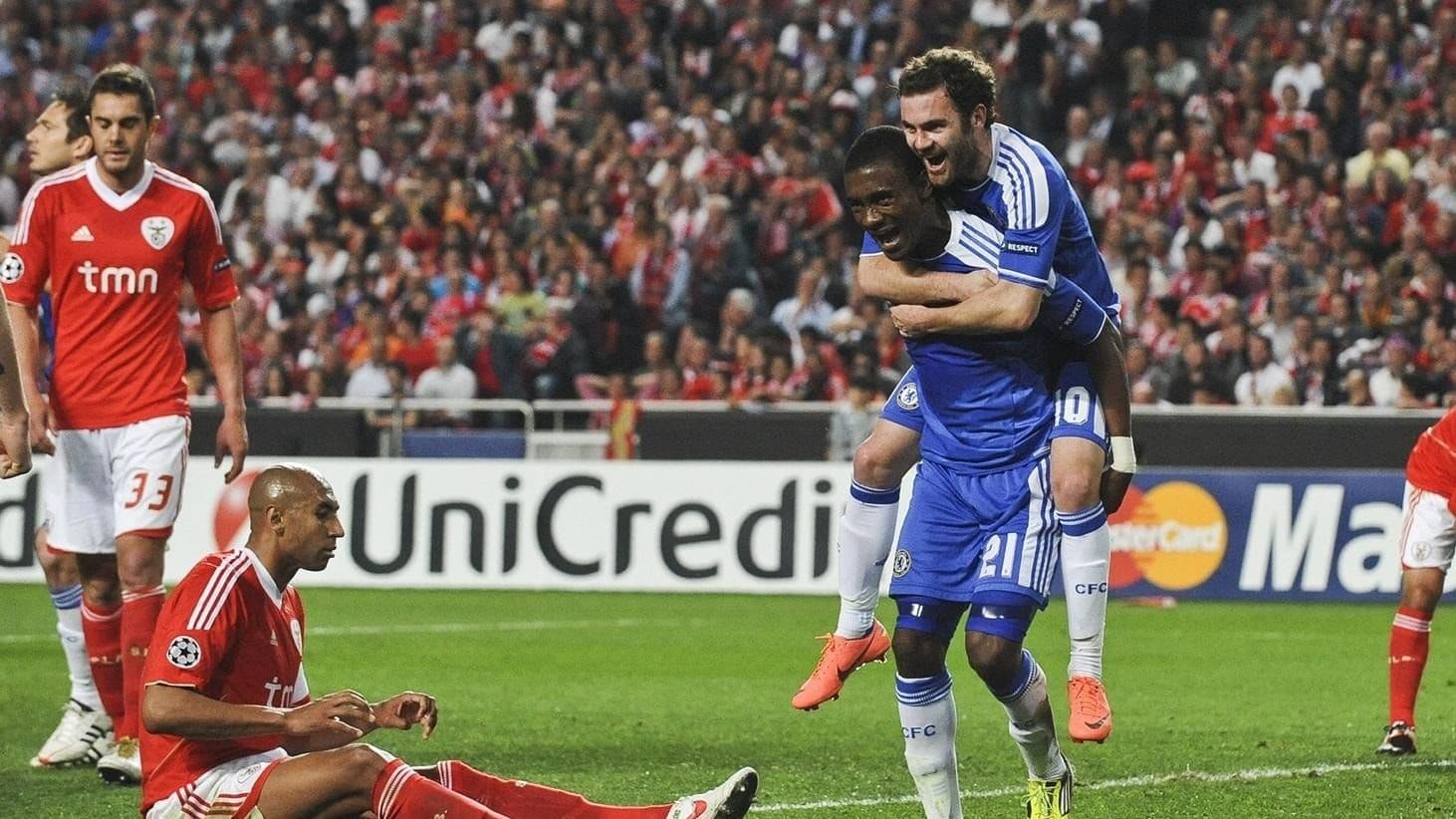 Cầu thủ ăn mừng bàn thắng trong trận đấu bóng đá.