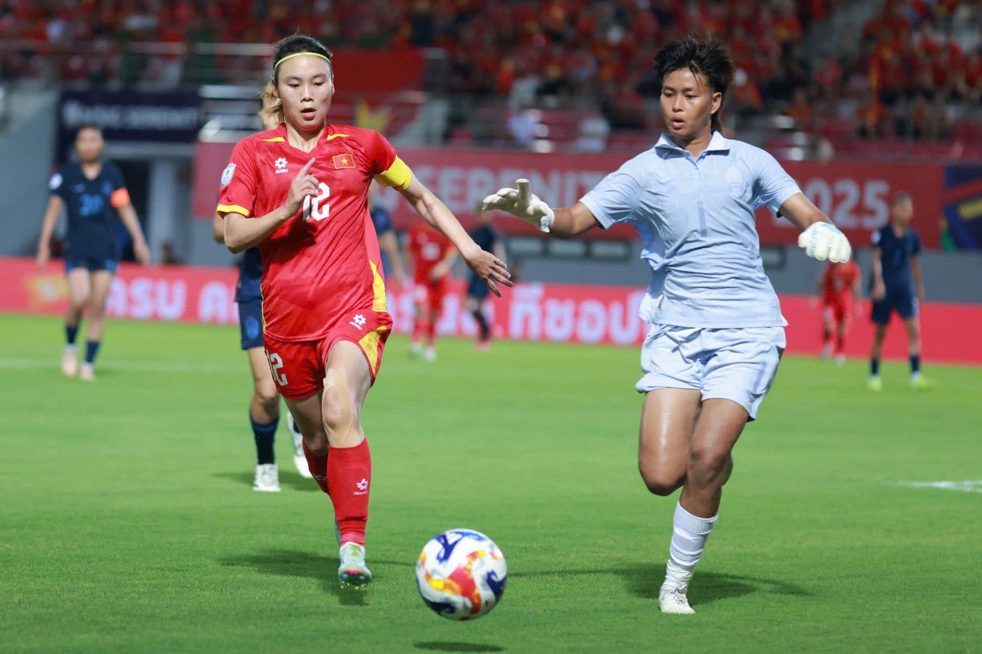 Cầu thủ nữ Việt Nam đối đầu Indonesia trên sân Lạch Tray trong khuôn khổ AFF Cup nữ 2025.