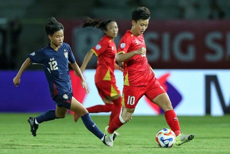 Cầu thủ nữ Việt Nam số 10 Huỳnh Như đối đầu với hậu vệ Thái Lan trong trận đấu.