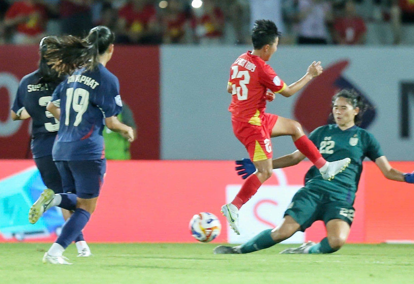 Cầu thủ nữ Việt Nam số 23 dứt điểm về phía khung thành Thái Lan.