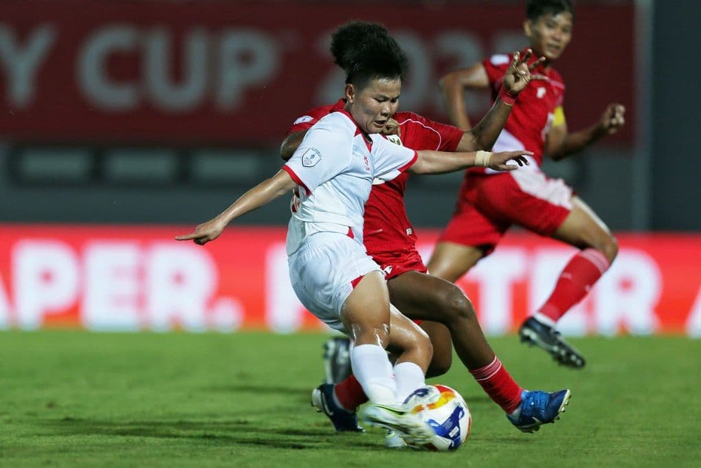 Cầu thủ nữ Việt Nam tranh bóng với đối thủ Indonesia trong trận thắng 7-0