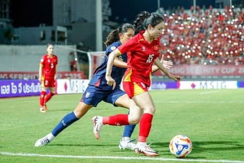 Cầu thủ nữ Việt Nam trong trận đấu bóng đá, thể hiện bản lĩnh và kinh nghiệm.