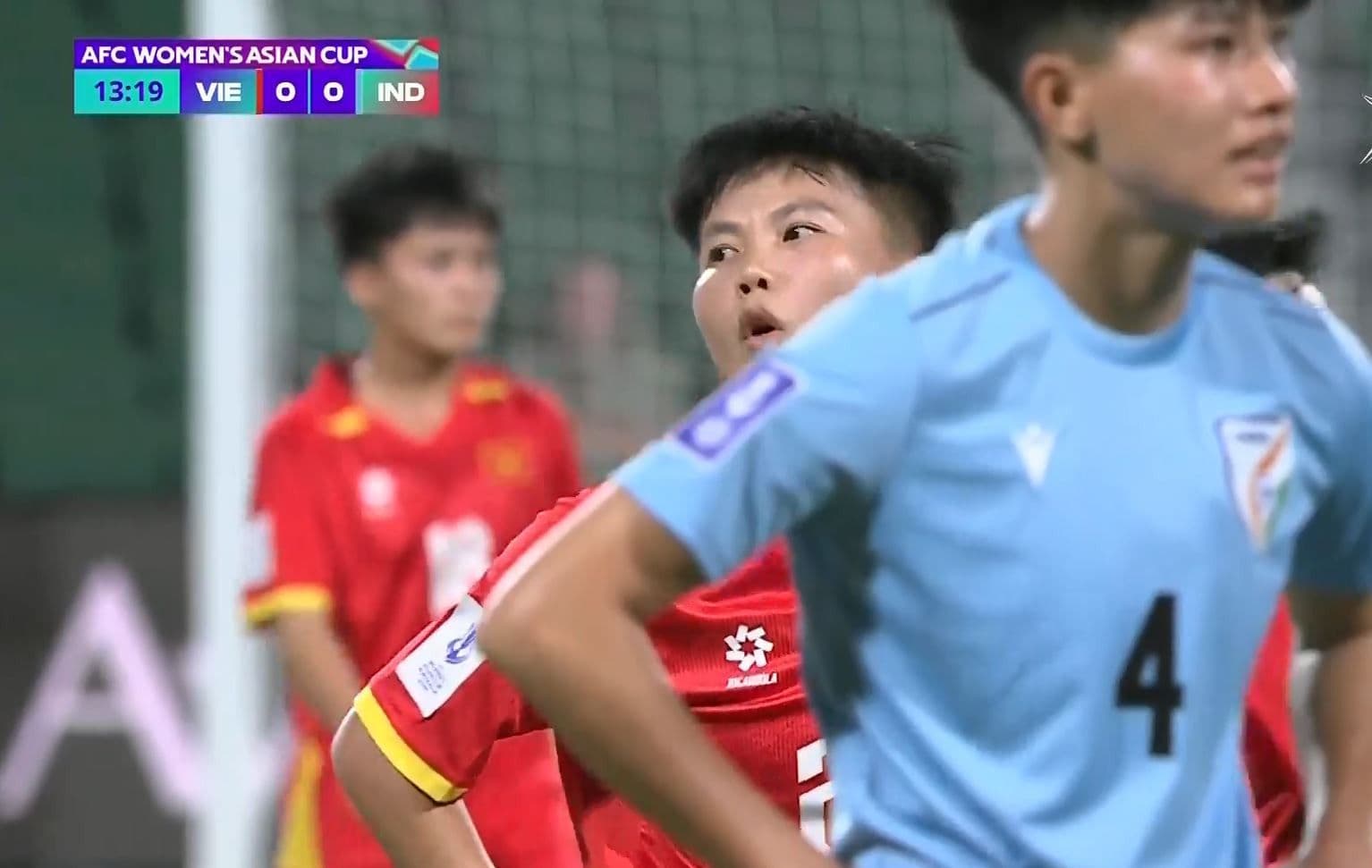 Cầu thủ nữ Việt Nam và Ấn Độ tranh bóng trong trận đấu mở màn Asian Cup Nữ
