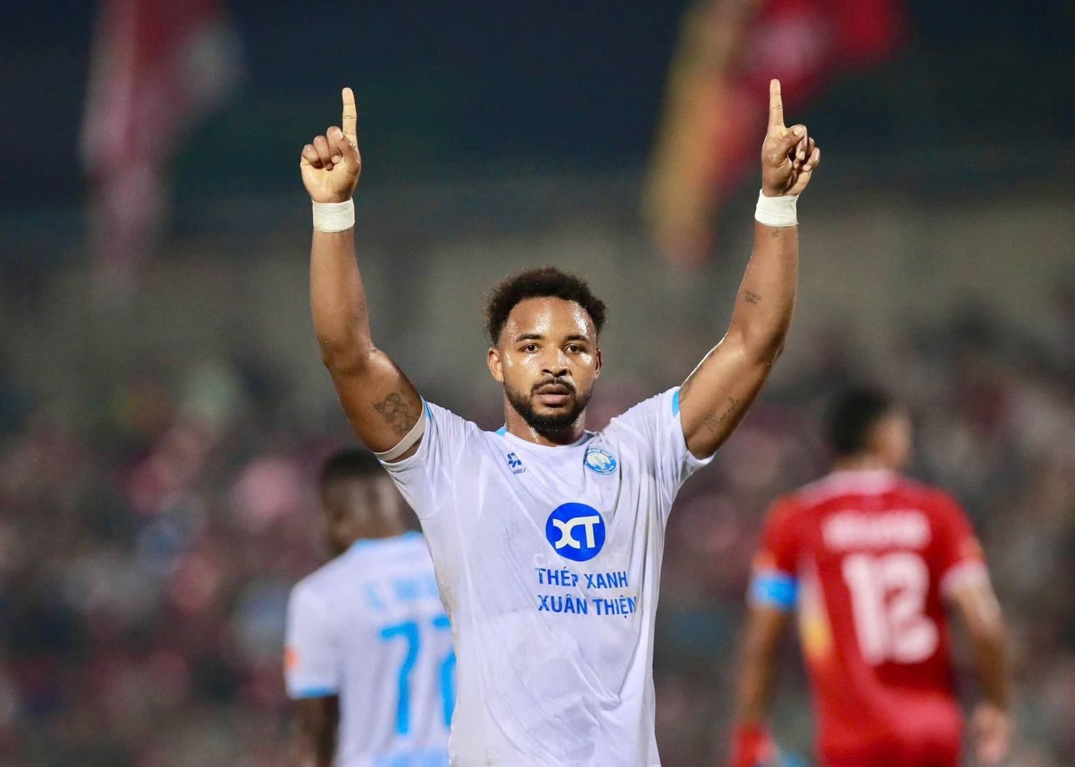 Cầu thủ Nam Định Chadrac Akolo đi bóng trước sự truy cản của cầu thủ Hà Tĩnh.