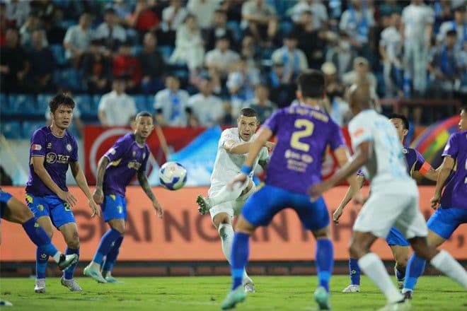 Cầu thủ Nam Định dứt điểm trong vòng vây của các hậu vệ Hà Nội FC tại sân Thiên Trường.