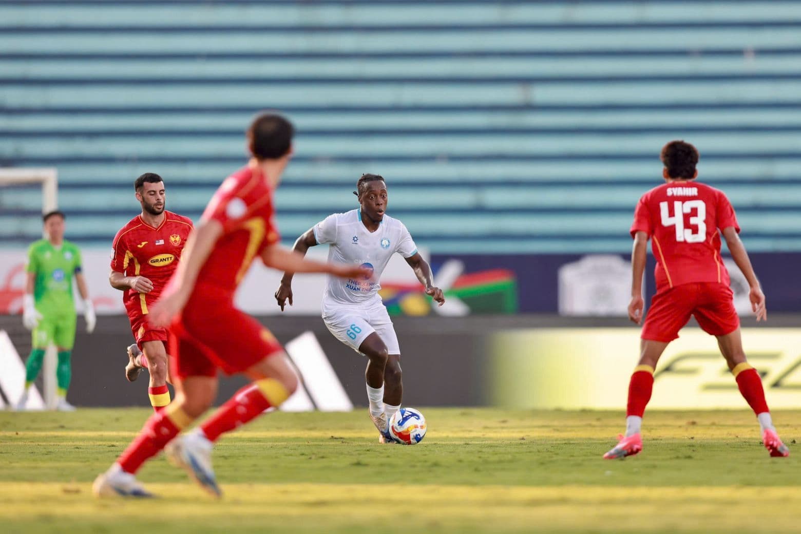 Cầu thủ Nam Định FC tập trung trong trận đấu, thể hiện nỗ lực xây dựng di sản và vượt qua thách thức.