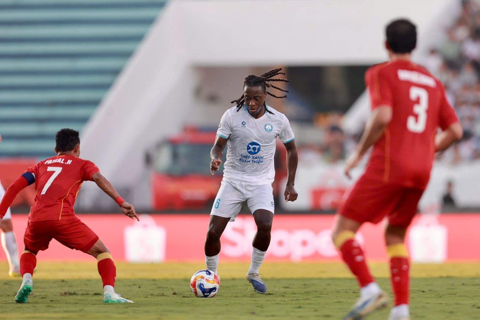 Cầu thủ Nam Định FC với áo đấu in logo 'Thép Xanh Xuân Thiện' thể hiện bản sắc và sự đầu tư của câu lạc bộ.