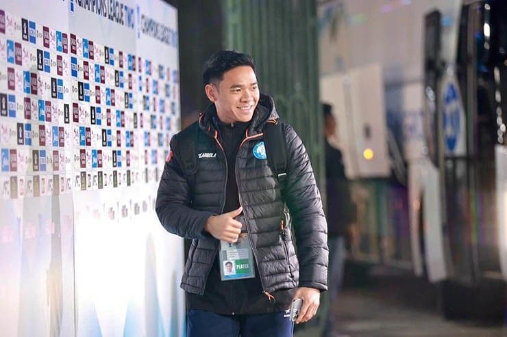 Cầu thủ Nam Định tươi cười và giơ ngón tay cái, biểu tượng cho thông điệp tích cực về tương lai bóng đá Việt Nam.