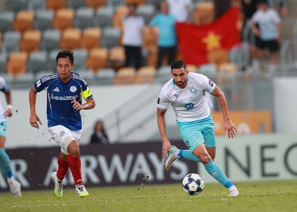 Cầu thủ Nam Định trong pha tranh chấp bóng với đối thủ Eastern FC tại Hong Kong.
