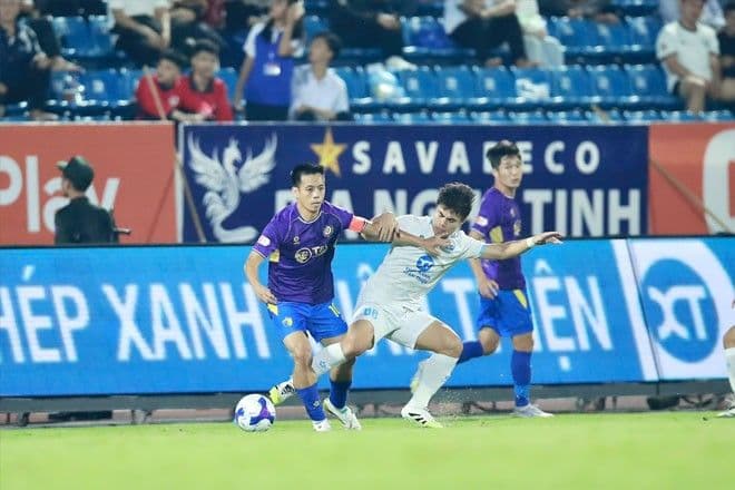 Cầu thủ Nam Định và Hà Nội FC tranh chấp bóng quyết liệt trên sân Thiên Trường, phản ánh màn trình diễn đáng lo ngại của đội chủ nhà.