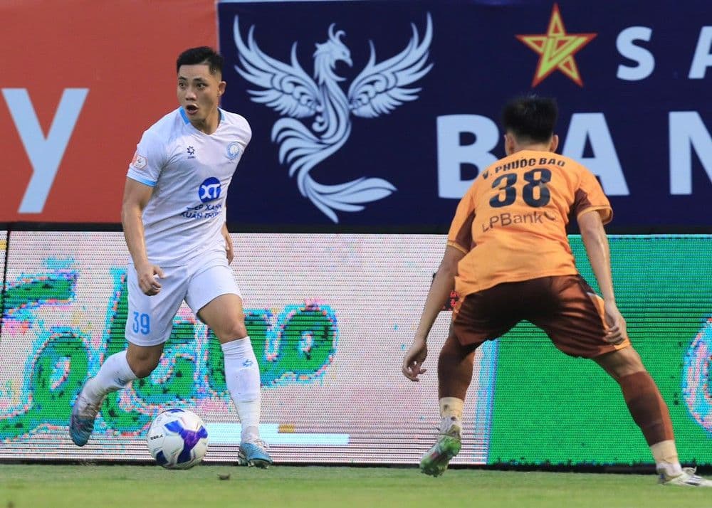 Cầu thủ Nam Định và HAGL tranh bóng quyết liệt trên sân Pleiku.