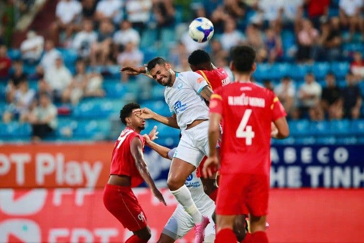 Cầu thủ Nam Định và PVF-CAND tranh chấp bóng trên không trong trận đấu V-League đầy kịch tính