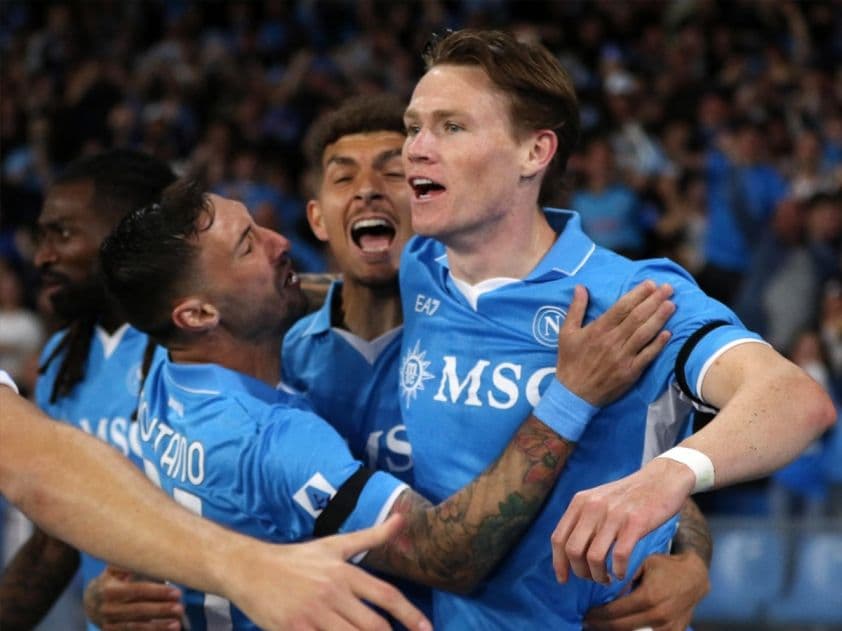 Cầu thủ Napoli ăn mừng bàn thắng, thể hiện tinh thần phục hưng và tham vọng Scudetto.