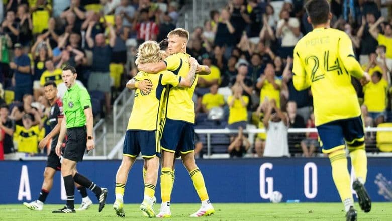 Cầu thủ Nashville SC ăn mừng bàn thắng trong trận đấu MLS
