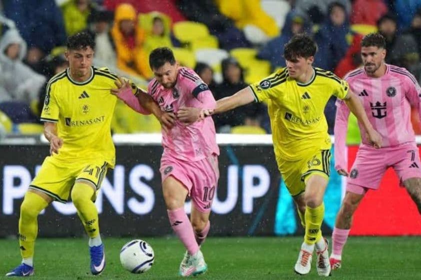 Cầu thủ Nashville SC và Inter Miami tranh bóng quyết liệt trong trận đấu