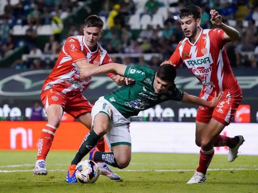 Cầu thủ Necaxa và Club León tranh chấp bóng trong trận đấu, thể hiện phong độ ảm đạm của cả hai đội.