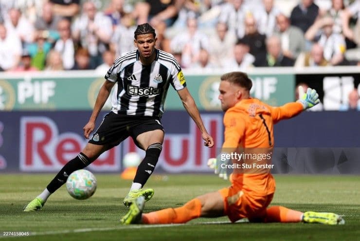Cầu thủ Newcastle dứt điểm cận thành, mở màn trận đấu đầy kịch tính