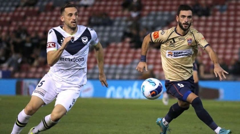 Cầu thủ Newcastle Jets và Melbourne Victory tranh bóng trong trận đấu A-League