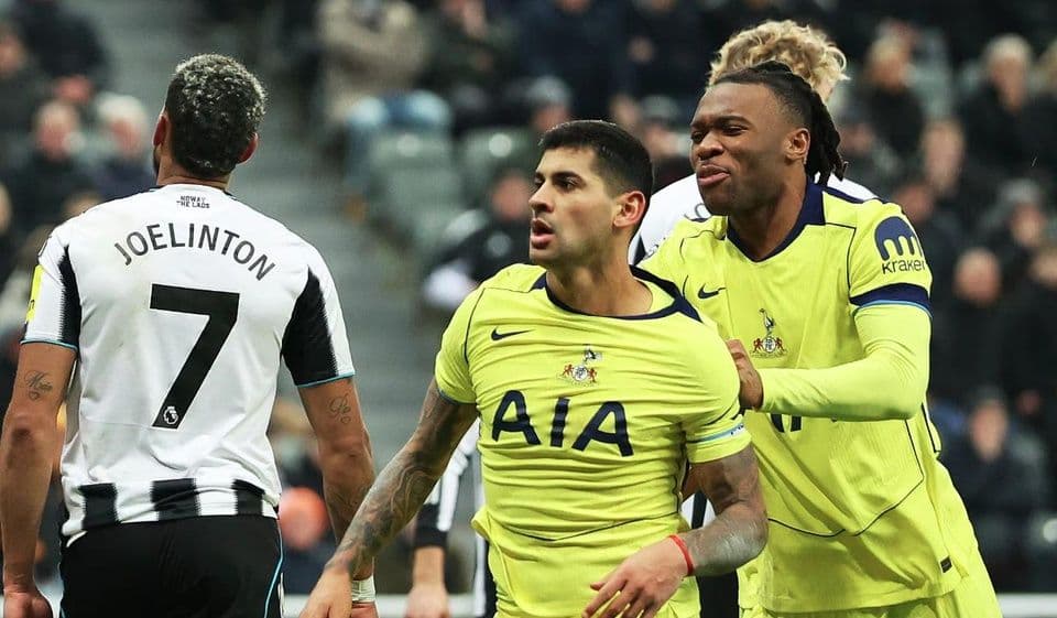 Cầu thủ Newcastle Joelinton và cầu thủ Tottenham Cristian Romero trên sân cỏ, thể hiện sự đối đầu giữa hai đội bóng trong cuộc tranh luận đạo đức.