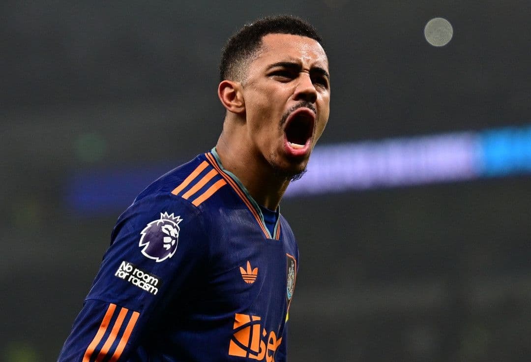 Cầu thủ Newcastle ăn mừng bàn thắng trong trận đấu căng thẳng, thể hiện kịch tính và những câu chuyện không ngừng của Premier League.