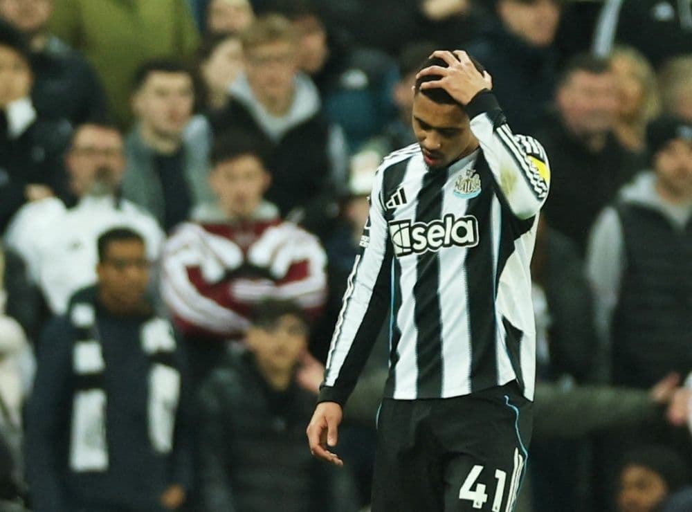 Cầu thủ Newcastle thất vọng sau một quyết định gây tranh cãi, minh họa những "cú twist" bất ngờ của giải đấu.