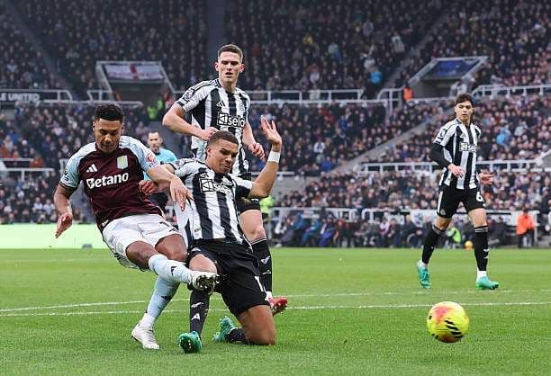 Cầu thủ Newcastle tranh chấp bóng quyết liệt trên sân nhà St James' Park