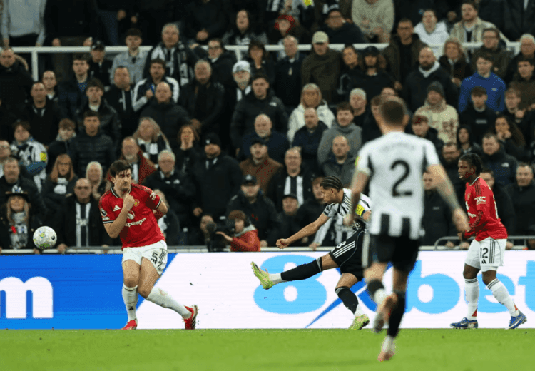 Cầu thủ Newcastle tung cú sút nguy hiểm về phía khung thành Man Utd