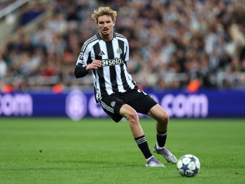 Cầu thủ Newcastle United thi đấu trên sân cỏ trong trận đấu Champions League.
