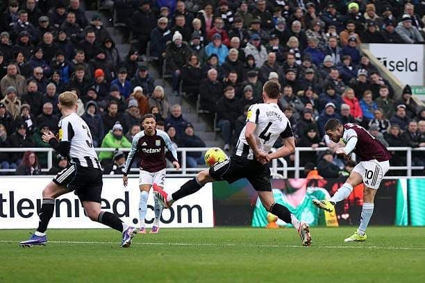 Cầu thủ Newcastle và Aston Villa tranh bóng quyết liệt tại St James' Park