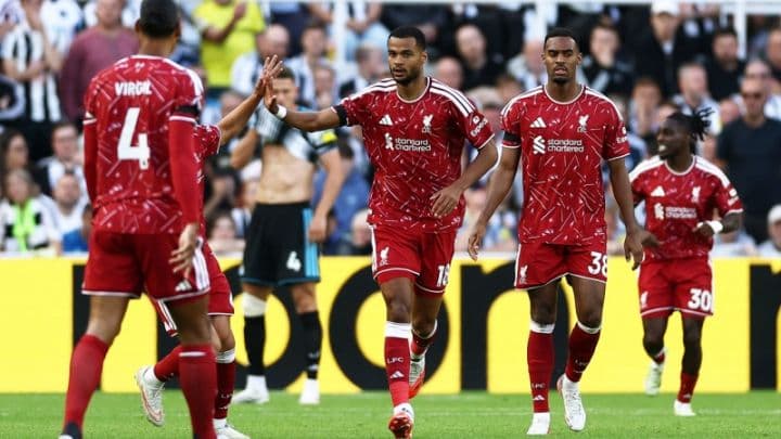 Cầu thủ Newcastle và Liverpool tranh bóng quyết liệt, minh họa cho những nỗ lực và chiến thuật ẩn sau tỷ số trận đấu.
