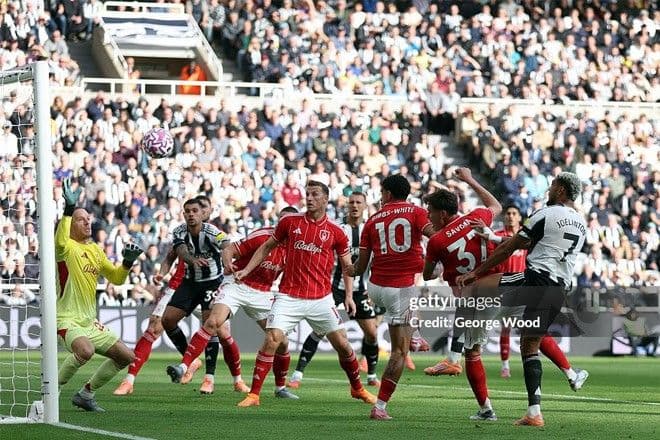 Cầu thủ Newcastle và Nottingham Forest tranh chấp bóng quyết liệt trước khung thành trong trận đấu Ngoại hạng Anh.