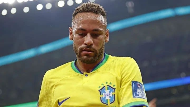 Cầu thủ Neymar của Brazil trong trang phục đội tuyển, gương mặt trầm tư.
