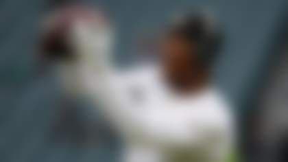 Cầu thủ NFL cầm bóng, minh họa quá trình hòa nhập và thích nghi chiến thuật của tân binh và lão tướng.