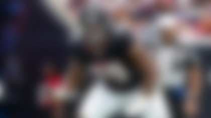 Cầu thủ NFL trong pha hành động quyết liệt, tượng trưng cho nỗ lực vươn tới vinh quang Super Bowl sau quá trình chuẩn bị.