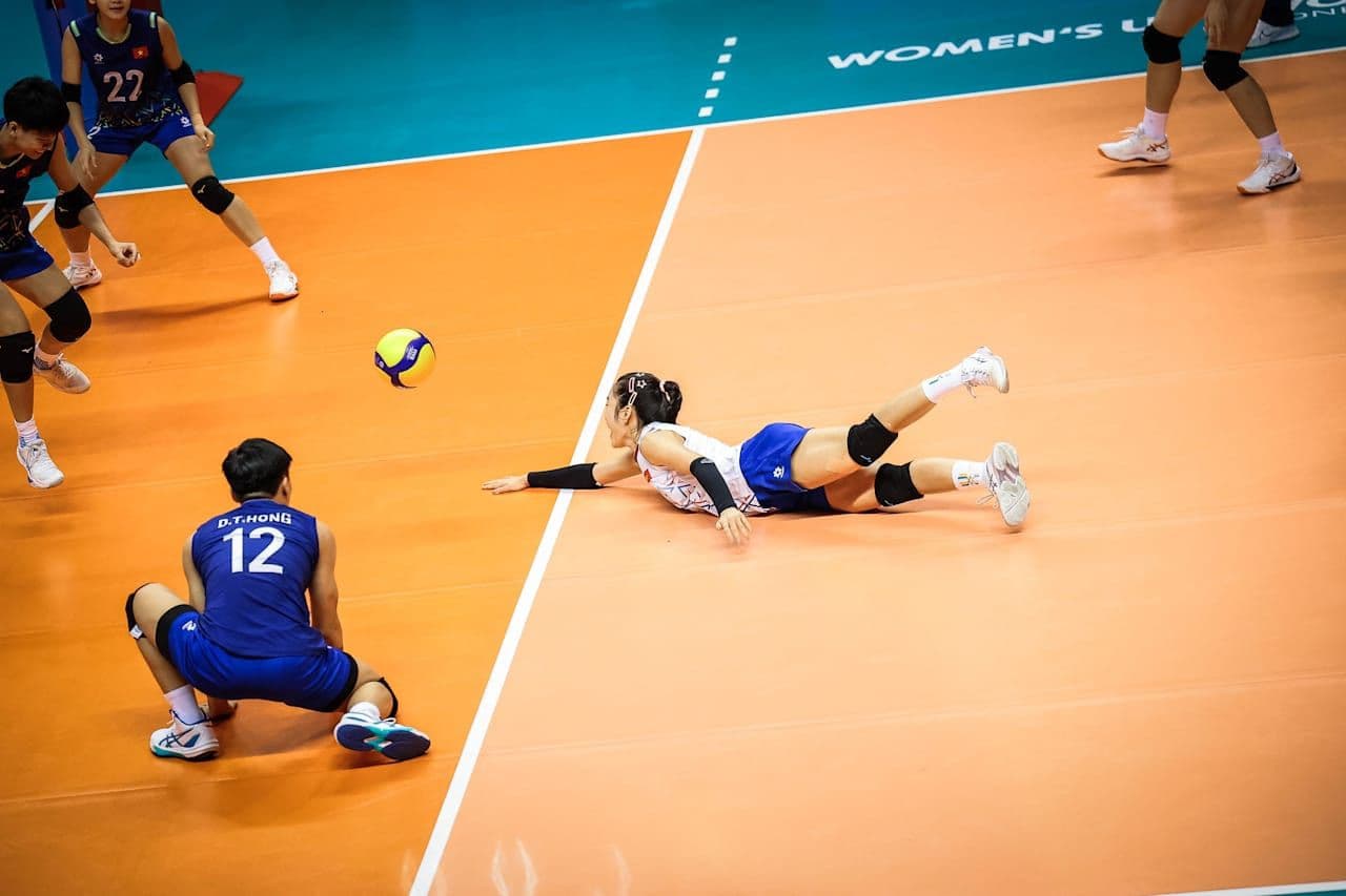 Cầu thủ Đặng Thị Hồng (số 12) và đồng đội U21 Việt Nam nỗ lực phòng thủ trong trận đấu bóng chuyền.
