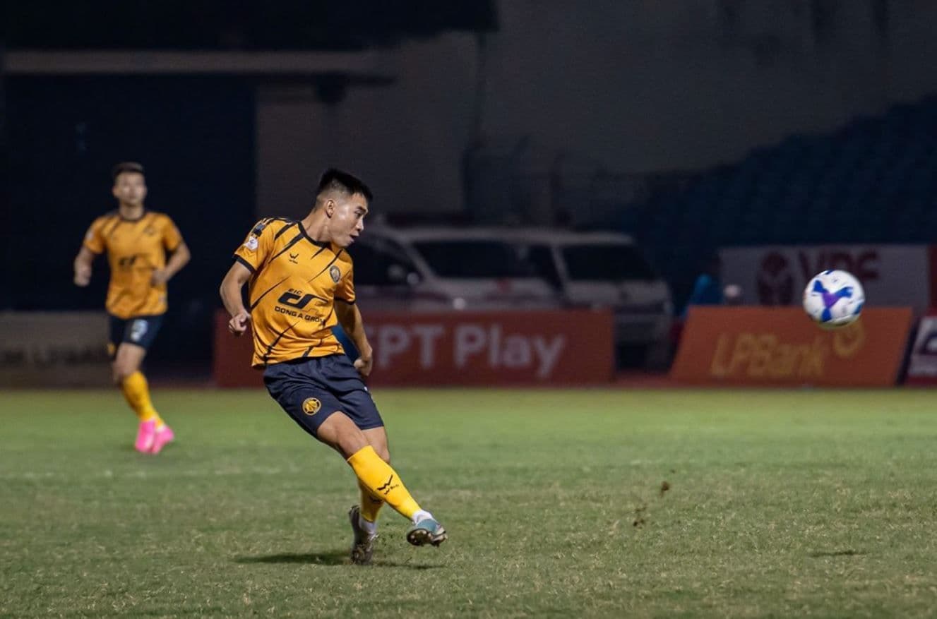 Cầu thủ Đông Á Thanh Hóa thi đấu trên sân nhà trong cuộc đối đầu với Thể Công Viettel.