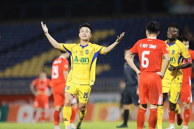 Cầu thủ Ngô Văn Lương của Sông Lam Nghệ An ăn mừng bàn thắng sớm, mang lại hy vọng cho người hâm mộ trên sân Vinh.