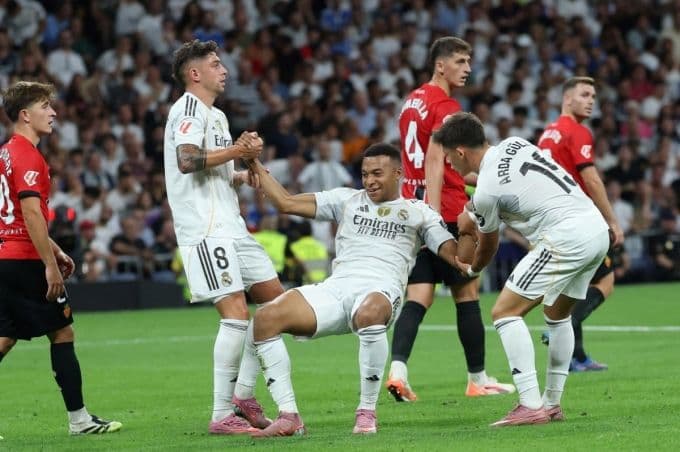 Cầu thủ ngôi sao Mbappe của Real Madrid phản ứng sau khi bàn thắng bị VAR từ chối trong trận gặp Mallorca.