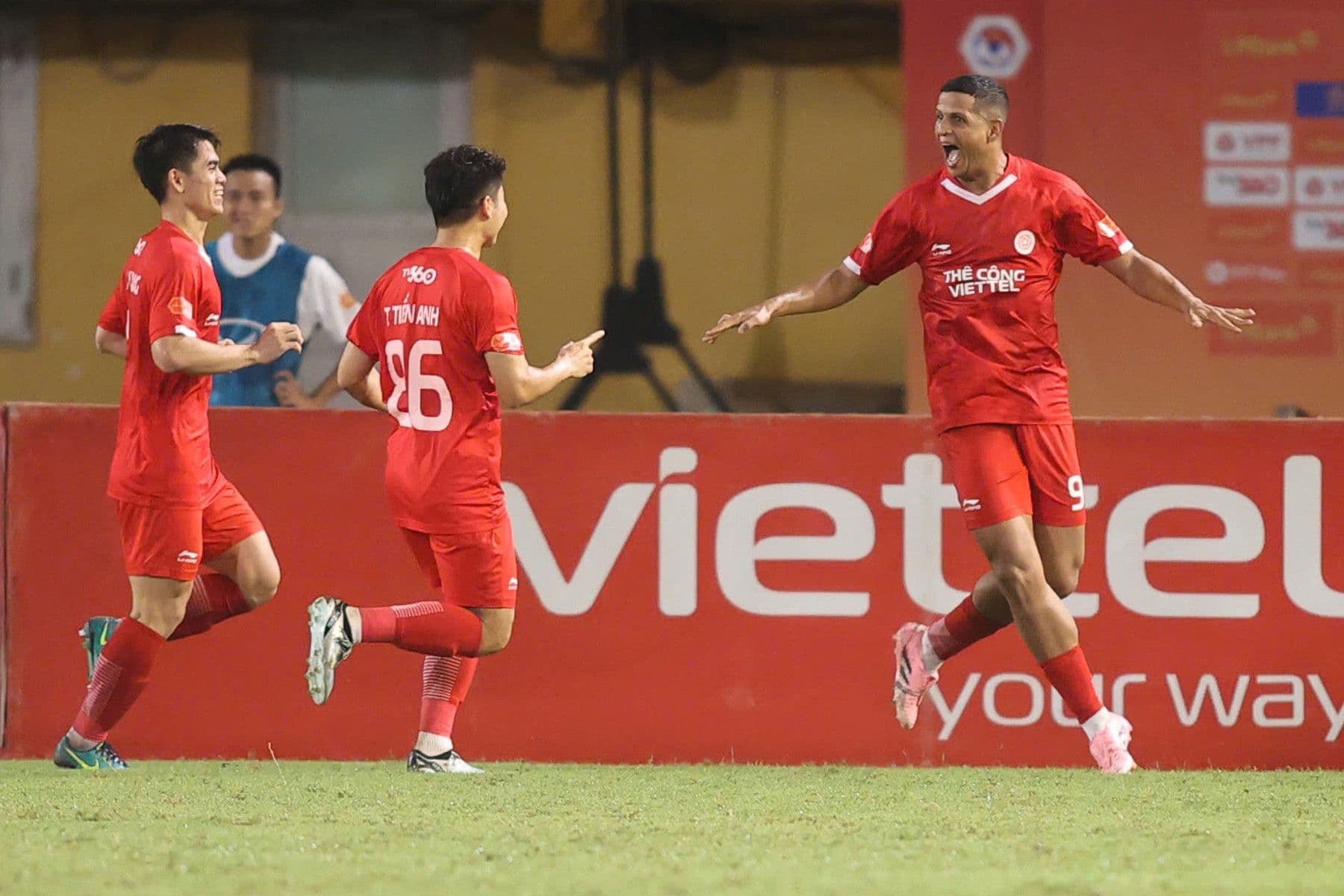 Cầu thủ ngoại binh ghi bàn của Thể Công Viettel ăn mừng sau khi phá vỡ thế bế tắc trận đấu.