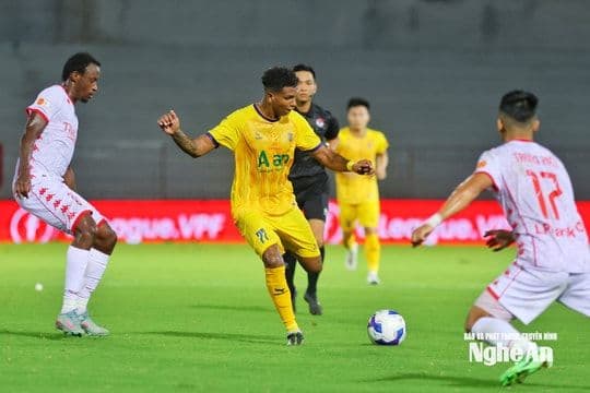 Cầu thủ ngoại của Sông Lam Nghệ An trong bối cảnh đội bóng gặp khủng hoảng phong độ