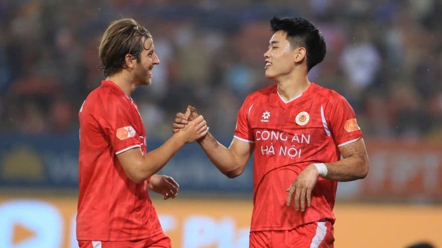 Cầu thủ Nguyễn Đình Bắc ăn mừng sau khi ghi hat-trick, thể hiện dấu ấn cá nhân nổi bật tại V-League.
