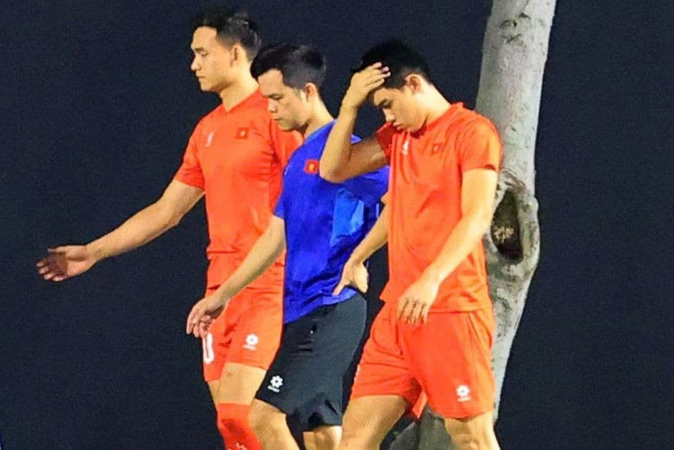 Cầu thủ Nguyễn Đình Bắc tập riêng, đối mặt với áp lực chấn thương và gánh nặng thi đấu