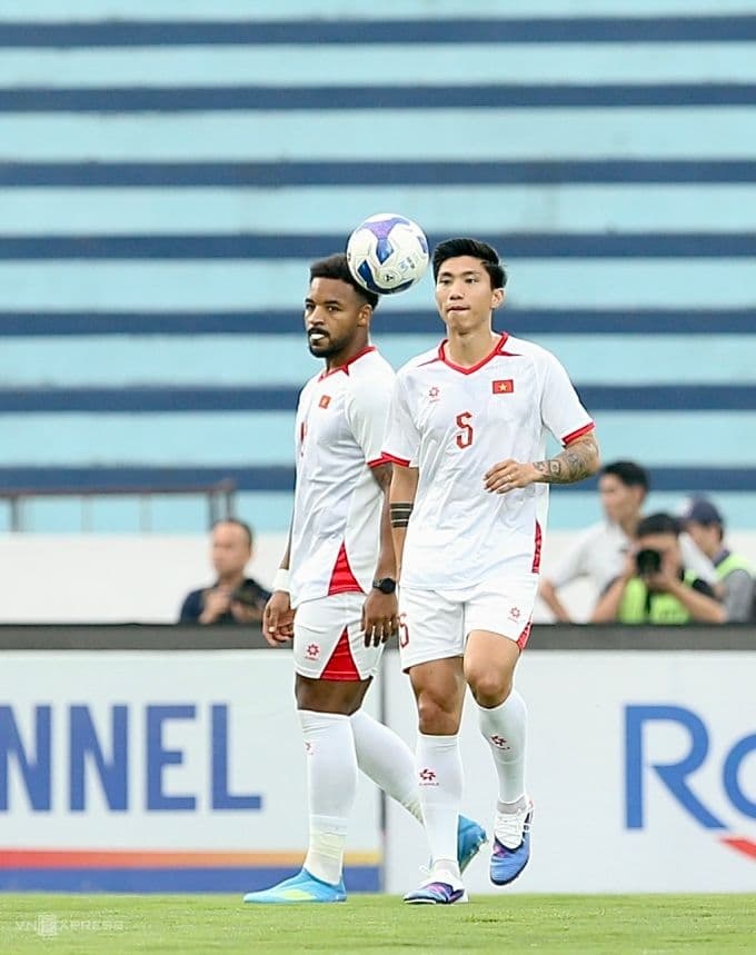 Cầu thủ Nguyễn Xuân Son và Đoàn Văn Hậu của đội tuyển Việt Nam tập luyện, thể hiện sự chuẩn bị và minh bạch trong quy trình nhập tịch của Việt Nam.