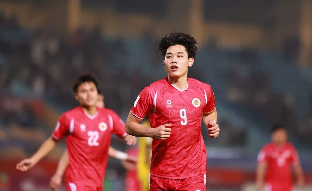 Cầu thủ Đình Bắc của CAHN trên sân cỏ, thể hiện sự nỗ lực và quyết tâm trong hành trình vươn tầm châu lục.