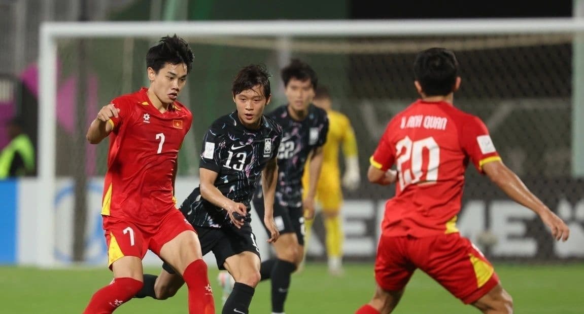 Cầu thủ Đình Bắc của U23 Việt Nam trong pha tranh bóng với cầu thủ Hàn Quốc trên sân King Abdullah.