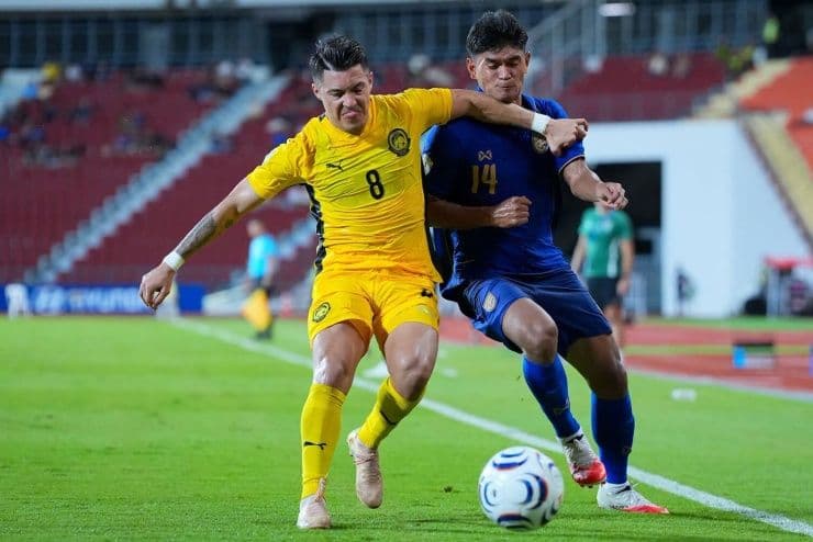 Cầu thủ nhập tịch Aguero của Malaysia tranh bóng với đối thủ Thái Lan