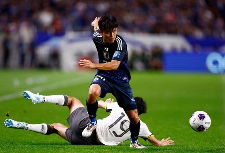 Cầu thủ Nhật Bản Hosoya dứt điểm ghi bàn mở tỷ số vào lưới Trung Quốc tại Cúp Đông Á 2025.